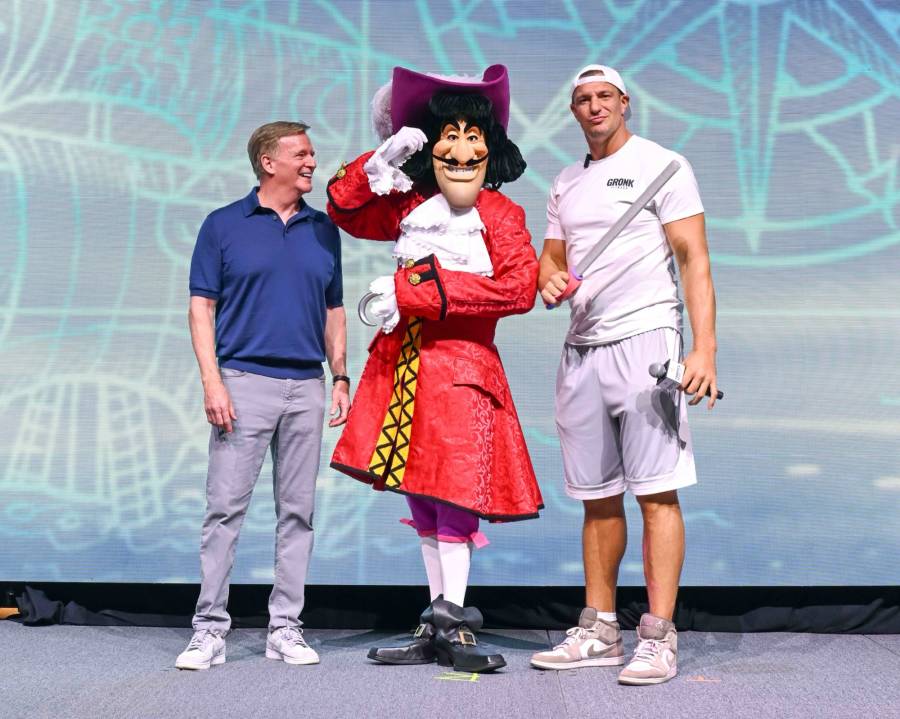 Captain Hook Gronk Hot Pics.jpeg